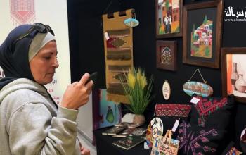 فلسطينيون يحضرون معرضًا للمنتجات اليدوية التي صنعتها مجموعة من الحرفيين الصم في مدينة غزة
