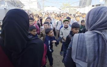 يدرس الطلاب داخل "خيمة تعليمية" مؤقتة في منطقة المواسي بخان يونس