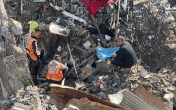 فرق الإنقاذ تبحث عن ناجين بعد انهيار مبنى سكني في مخيم الشاطئ بغزة إثر أمطار غزيرة