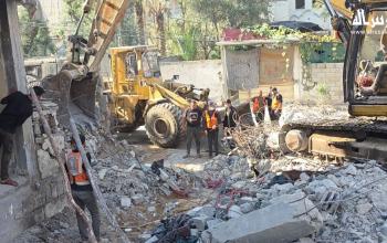 يواصل الفلسطينيون البحث عن جثث الضحايا المفقودين تحت أنقاض المنازل المدمرة في مخيم المغازي للاجئين