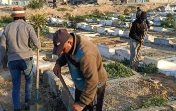 حملة تنظيف وتأهيل مقبرة دير البلح بمبادرة فريق سفينة الخير