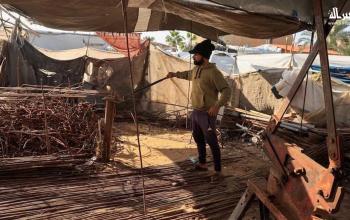 غزيون يستخرجون الحديد من أنقاض المباني المدمرة لدعم جهود الإيواء