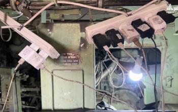 المواطن الفلسطيني يحيى خزيق يعيد استخدام مركبة مدرعة إسرائيلية مهجورة تركها الجيش في تل الهوى