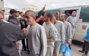 الصليب الأحمر ينقل الأسرى الفلسطينيين المحررين إلى مستشفى شهداء الأقصى