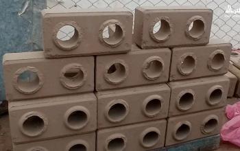 سليمان أبو حسنين يحوّل الحصار إلى فكرة ويصنع طوبًا صديقًا للبيئة رغم شحّ الإمكانيات وقلة الدعم