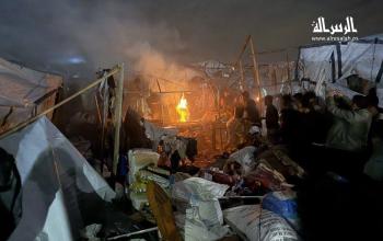 النيران تلتهم خيام النازحين.. ليلة جديدة من الألم تحت القصف