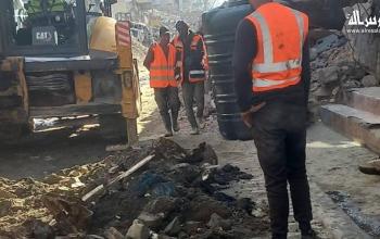 بلدية غزة تقوم بأعمال تنظيف وتعزيل المناهل في شارع احمد الشقيري وسط مخيم الشاطئ