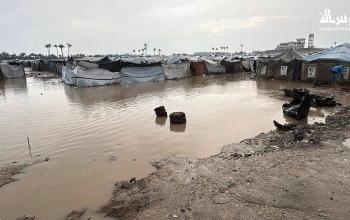 غرق خيام النازحين في دير البلح وسط قطاع غزة