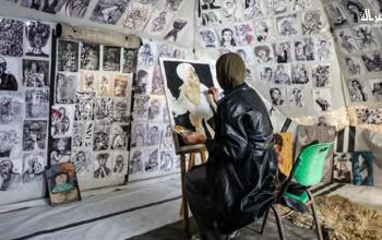 الشابة مرح الزعانين تعرض أعمالها الفنية داخل خيمة نزوحها شمال غزة