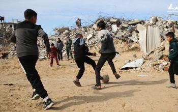 بعد تدمير المنتزهات أطفال يلعبون الكرة بين الأنقاض