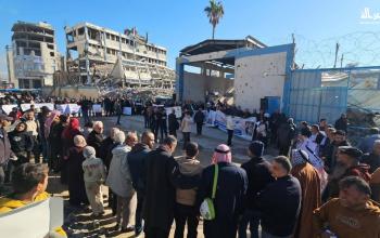 وقفة احتجاجية أمام بوابة الوكالة الغربية بغزة رفضًا لقرارات الأونروا التعسفية بحق الموظفين