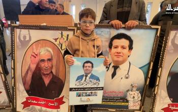 نظمت عائلات الأسرى الفلسطينيين احتجاجًا تضامنيًا أمام مقر الصليب الأحمر في مدينة غزة