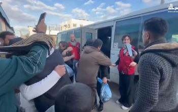 الصليب الأحمر ينقل 8 أسرى محررين إلى مستشفى شهداء الأقصى