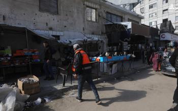 تنظيم البسطات في شارع عمر المختار غرب مفترق السرايا من قبل طواقم بلدية غزة