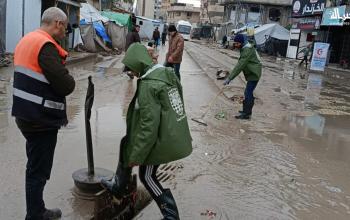 فرق الطوارئ في بلدية غزة تتابع المنخفض الجوي على مدار الساعة رغم قلة الامكانيات