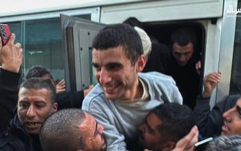 الصليب الأحمر ينقل 12 أسيراً إلى مستشفى شهداء الأقصى بعد الإفراج عنهم