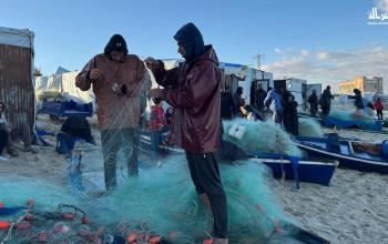 صيادون فلسطينيون يواجهون أمواج البحر ليظفروا بكميات شحيحة من الأسماك