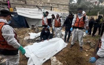 الدفاع المدني في غزة ينقل نحو 50 جثة من مقبرة غير مرخصة إلى المقابر الرسمية