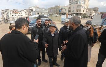 رئيس بلدية غزة يبحث قضايا خدماتية مع أهالي الرمال الجنوبي