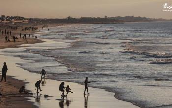 شاطئ البحر ملاذ النازحين الوحيد للهروب من مشاهد الدمار