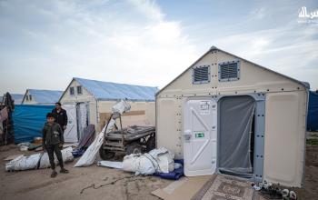 نازحون فلسطينيون يستقبلون خيام جاهزة في مدينة غزة