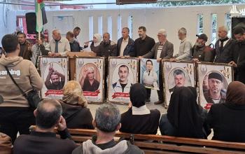 أهالي الأسرى خلال اعتصامهم الأسبوعي في غزة