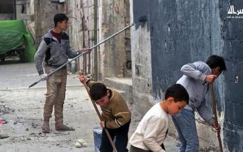 أطفال ومتطوعون يزرعون الأمل بين أنقاض خان يونس