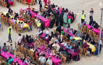 مائدة إفطار جماعي للنازحين في مدينة خان يونس جنوب قطاع غزة