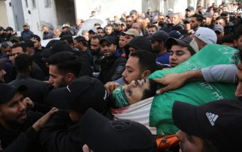 أهالي بيت حانون يُشيّعون جثامين أبنائهم الذين ارتقوا في حي النصر غرب مدينة غزة