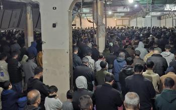 أهالي حيّ الرمال يحيون العشاء والتراويح في مسجد «الكنز» المهدّد بالسقوط