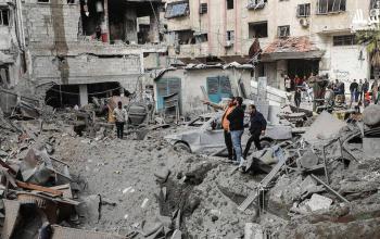 تفقد دمار منزل عائلة رزق بعد غارة إسرائيلية على غزة