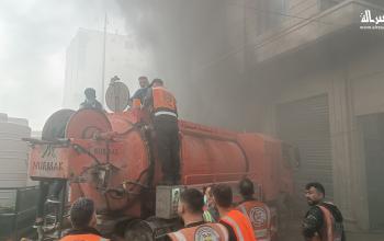 بلدية غزة بالتعاون مع الدفاع المدني تسيطر على حريق مخزن مواد إغاثية