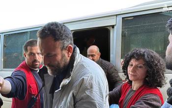 اللجنة الدولية للصليب الأحمر تنقل أربعة أسرى إلى مستشفى شهداء الأقصى