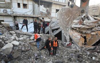 بعد عامين انتشال رفات شهداء من أنقاض مبنى بحي الشيخ رضوان