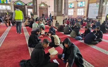 أكثر من 100 حافظ يشاركون في جلسة سرد جماعية للقرآن بمخيم النصيرات