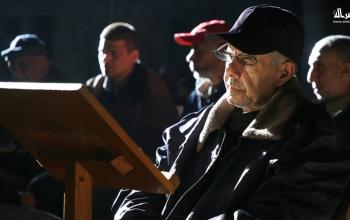 عدد من المُصلِّين يتلون آيات القرآن الكريم خلال نهار شهر رمضان الفضيل