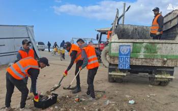 استمرار أعمال فريق صُناع الجمال في جمع وترحيل النفايات من منطقة القرارة ومواصيها