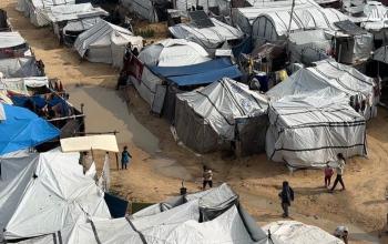 منخفض جوي جديد يُغرق الخيام والشوارع وسط غياب البنية التحتية وسوء أوضاع الإيواء