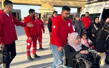 الهلال الأحمر المصري يوثق استقبال الفلسطينيين مع بدء التشغيل الرسمي لمعبر رفح