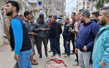 وصول شهيدين إلى مجمّع الشفاء الطبي في غزة بعد استهداف إسرائيلي في بيت لاهيا