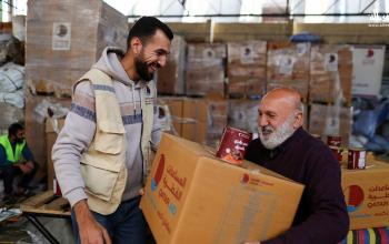 المساعدات القطرية توزّع السلال الرمضانية على الآلاف من أهل غزة