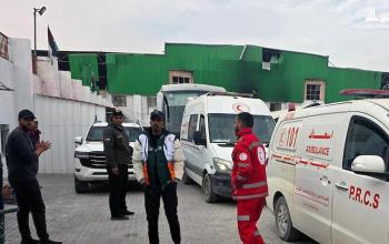 مرضى وجرحى يغادرون مستشفى الهلال الأحمر الميداني بخان يونس