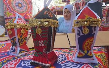 نازحة فلسطينية تحوّل صناديق المساعدات إلى فوانيس رمضانية