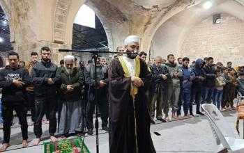 أداء صلاة القيام "التراويح" في المسجد العمري الكبير مدينة غزة ليلة ثبوت شهر رمضان