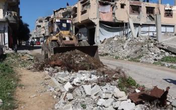 التعاون مع اللجنة القطرية بلدية النصيرات تباشر مشروع إزالة الركام من الشوارع