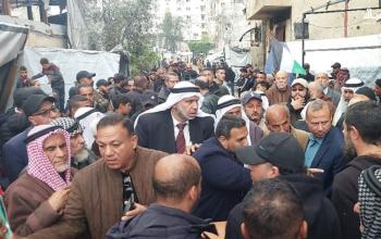 وقفة غاضبة نظّمها تجمع العشائر الفلسطينية في بيت عزاء شهداء عائلة قدوم