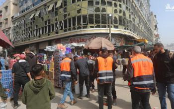 بلدية غزة تنظّم البسطات وتفتح الشوارع لتسهيل الحركة والطوارئ