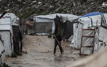 نازحون في مخيم البريج يواجهون البرد والأمطار وظروفًا قاسية