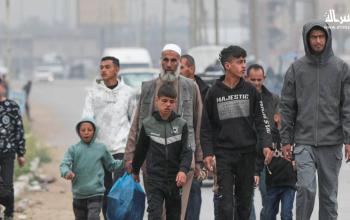 مواطنون يتزاورون وأطفال يحتفلون بالعيد رغم الدمار وصعوبة التنقل