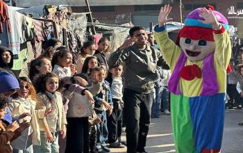 فعالية ترفيهية لأطفال مخيم السامر للنازحين بمدينة غزة في ثالث أيام عيد الفطر